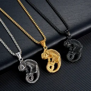 Vue détaillée de trois colliers caméléon en acier inoxydable en argent, or et noir