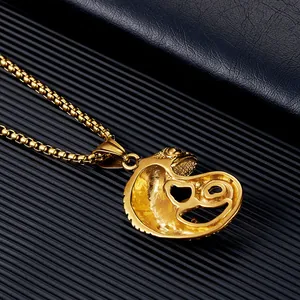 Détail de près d'un pendentif corbeau viking d'Odin doré sur un collier à chaîne maille