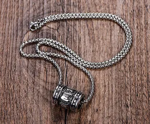 Vue macro détaillée d'un collier pour homme avec un pendentif éléphant en relief