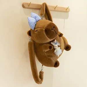 Süßer brauner Capybara-Plüschrucksack mit blau karierter Schleife und Hasenanhänger