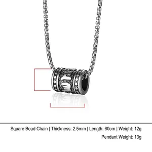 Vue détaillée du collier pendentif mantra cylindrique en acier inoxydable pour homme