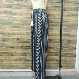 Vista dettagliata dei pantaloni a gamba dritta da donna con stampa geometrica moderna.