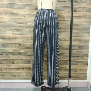 Pantaloni a gamba larga con stampa geometrica e vita elastica su un manichino sartoriale