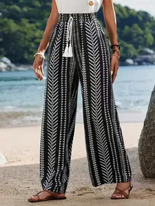 Vista dettagliata dei pantaloni larghi casual da donna con stampa geometrica bianca e nera.