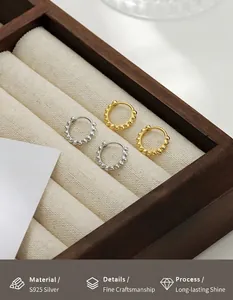 Detailansicht von S925 Sterling Silber Perlen-Ohrringen in Gold und Silber-Optik