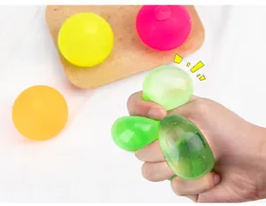 Nahaufnahme einer Hand, die einen grünen Stressball drückt, Textur sichtbar