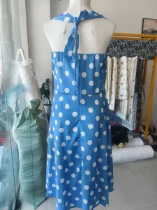 Vista posteriore dettagliata dell'abito retrò blu a pois bianchi con scollo halter