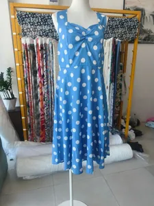Abito vintage a pois blu e bianchi con scollo all'americana su manichino bianco