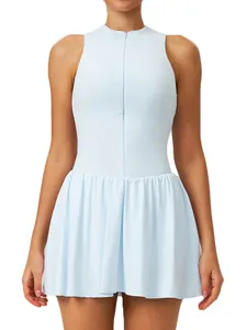 Hellblaues Sport-Tennis-Kleid mit Stehkragen, Reißverschluss und einem A-Linien-Rock