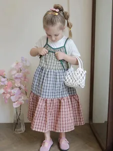 Elegante piccola borsa a mano bianca in macramé intrecciata con manico per donna