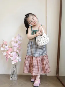 Elegante borsa a mano in paglia all'uncinetto bianca fatta a mano portata da una bambina