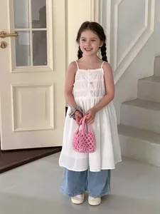 Vista dettagliata di una bambina con una piccola borsa rosa fatta a mano