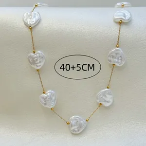 Detailed view of white heart-shaped shell necklace with a 40+5cm adjustable gold chain.