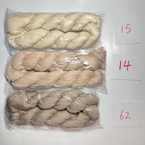 Detailansicht von drei faltigen Voile-Tischläufern in neutralen Tönen mit Markierungen.