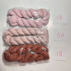 Detailansicht von drei geflochtenen Gaze-Tischläufern in Rosa, Mauve und Terrakotta