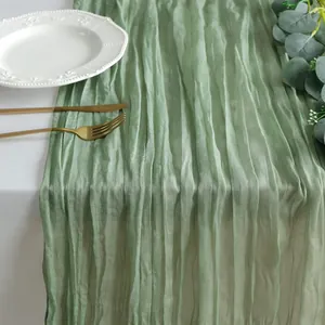 Detailaufnahme des grünen plissierten Käsetuch-Tischläufers für Boho-Hochzeitsdeko
