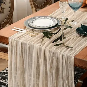 Eleganter cremefarbener Käsetuch-Tischläufer im Boho-Stil für rustikale Hochzeiten.