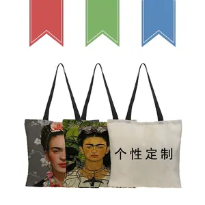 Detailansicht hochwertiger Leinentaschen mit kunstvollen Frida-Kahlo-Porträtdrucken
