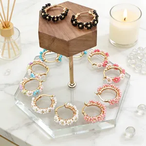 Petites boucles d'oreilles créoles faites main en perles pour un look quotidien doux