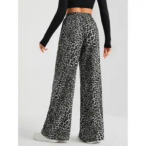 Rückansicht einer stylischen Damen-Leopard-Hose mit weitem Bein und hoher Taille