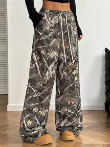 Modische Camouflage-Hose mit weitem Bein, Waldblatt-Print und weißem Kordelzug.