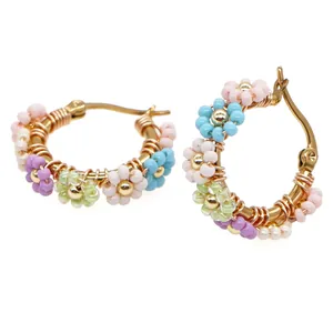 Boucles d'oreilles créoles faites main en perles colorées avec délicats motifs floraux