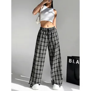 Modische schwarz-weiß karierte Hose mit weitem Bein und hoher Taille für Damen Style.