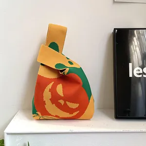 Borsa da polso in maglia a zucca di Halloween con manico decorativo per regali