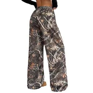 Detailansicht der Camouflage-Hose mit weitem Bein und realistischem Baum- und Blattmuster