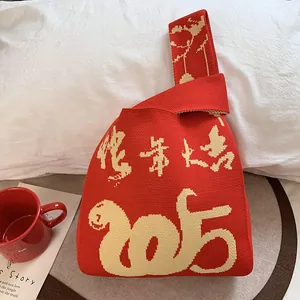 Vista dettagliata della borsa rossa in maglia con design festivo per l'anno del serpente 2025