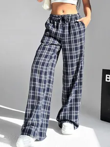 Pantaloni a gamba larga a quadri blu a vita alta per un look streetwear alla moda.