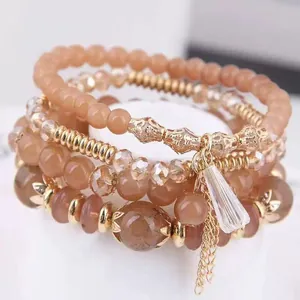Pulsera bohemia elástica multicapa con cuentas de ámbar y elegante colgante de cristal