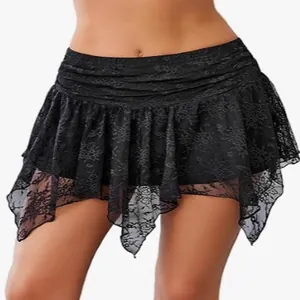 Mini-jupe sexy en dentelle noire avec un design asymétrique à volants Y2K pour la plage