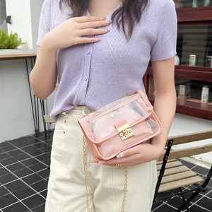 Elegante borsa jelly rosa trasparente con tracolla a catena e chiusura dorata chic.