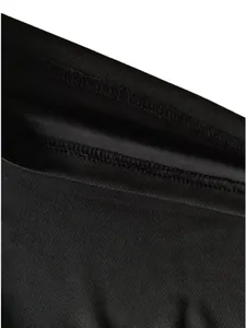 Macrodetail van zwart ademend mesh-materiaal en precisiestiksels op een sport-T-shirt