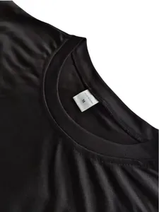 Detailweergave van zwart ademend mesh sport-T-shirt met ronde hals en label in maat M