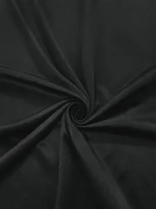 Macro-weergave van zwart ademend mesh-materiaal voor sport-t-shirts