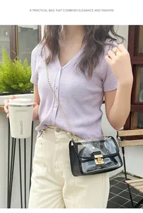 Elegante borsa a tracolla trasparente con catena dorata e chiusura su una modella