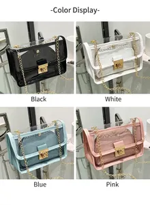 Primo piano di borse trasparenti con catena in nero, bianco, blu e rosa.