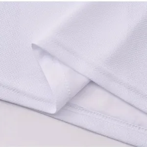 Detailopname van de witte ademende mesh-stof voor sneldrogend sport-T-shirt voor heren