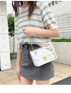 Elegante borsa a tracolla in gelatina trasparente con pochette interna bianca e catena