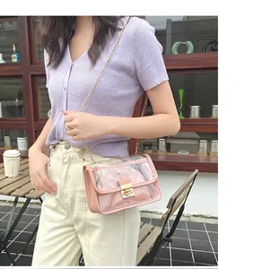 Vista dettagliata di una borsa jelly trasparente con pochette rosa e catena
