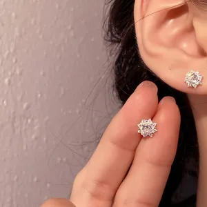 Elegant S999 sterling silver snowflake stud earrings with sparkling cubic zirconia.