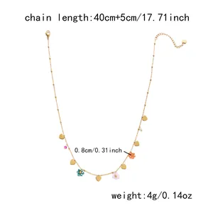 Collier élégant en acier titane doré avec des perles de fleurs colorées et des cœurs.