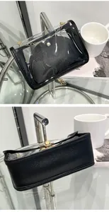 Vista dettagliata della borsa trasparente con pochette interna e catena dorata chic
