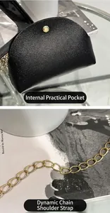 Primo piano della tasca interna nera e della tracolla a catena dorata della borsa.