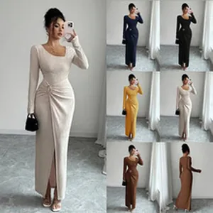 Robe longue élégante à manches longues avec drapé sur le devant et fente latérale en couleurs
