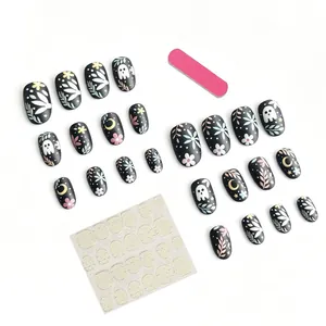 Unghie finte Halloween con fantasmi e fiori carini su base nera opaca, set completo ovale