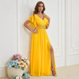 Robe de soirée jaune élégante à col en V avec manches papillon et taille à sequins