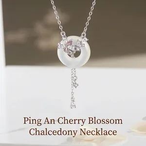 Elegante collana in argento con pendente circolare in calcedonia e fiori di ciliegio